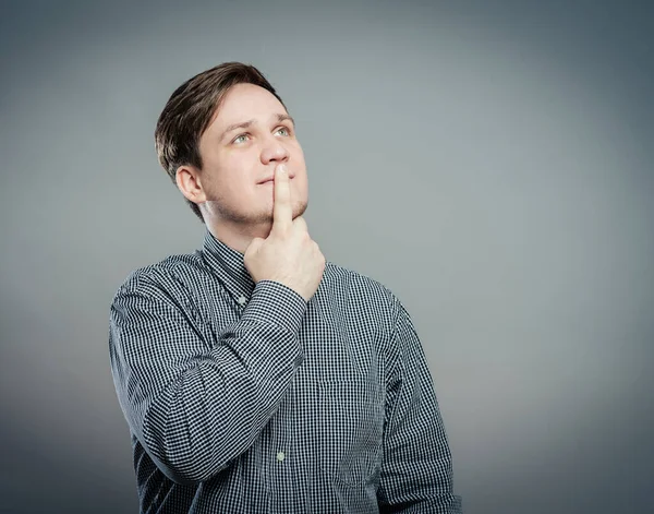 Ung Man Med Finger Munnen — Stockfoto