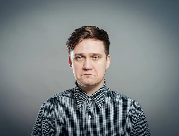 Stüdyoda poz veren genç adam