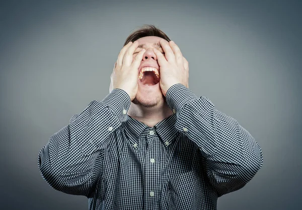 Retrato Joven Gritando Fuerte Con Las Manos Boca Aislado Sobre — Foto de Stock