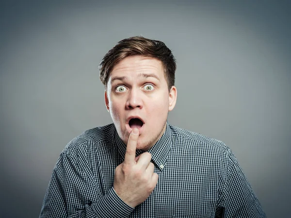 Retrato Hombre Sorprendido Sobre Fondo Gris — Foto de Stock