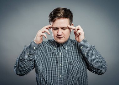 Genç adam hasta ve ilaç alıyor.