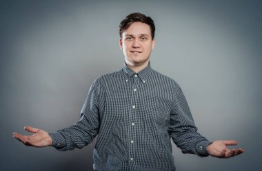 Neşeli genç adam ellerini kaldır. 