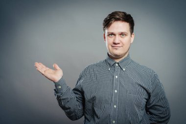 Neşeli genç adam elini kaldır. 