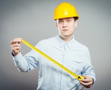 Miğferli miğferli müteahhit.