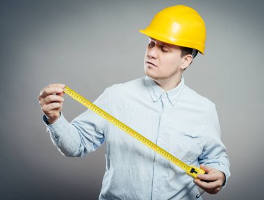 Miğferli miğferli müteahhit.