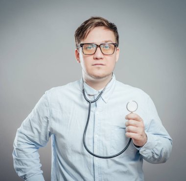 Elinde steteskop tutan beyaz önlüklü doktor.