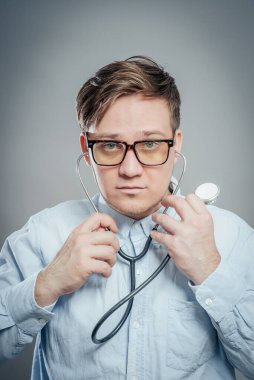 Elinde steteskop tutan beyaz önlüklü doktor.