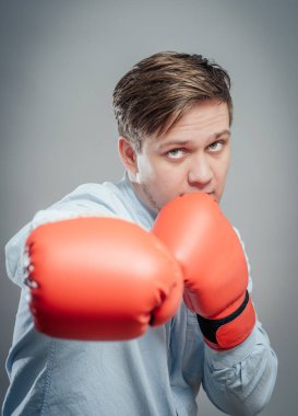 Kırmızı boks eldivenli bir gencin portresi.