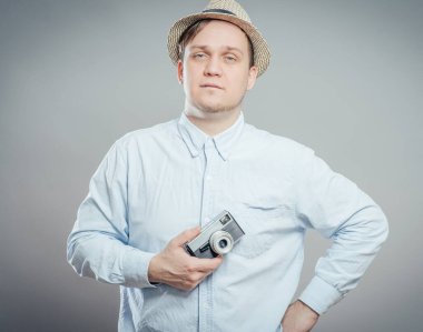 Fotoğraf makinesi olan yakışıklı bir adamın portresi.