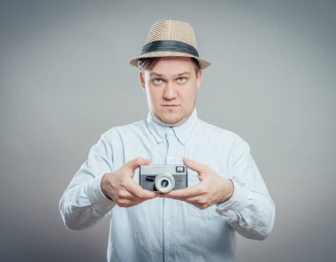 Fotoğraf makinesi olan yakışıklı bir adamın portresi.