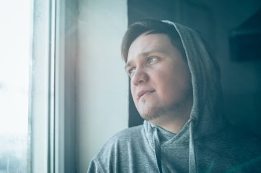 Trenle yolculuk. Trenle seyahat eden, kirli pencereden bakan adam..