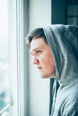 Trenle yolculuk. Trenle seyahat eden, kirli pencereden bakan adam..