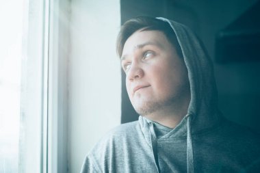 Trenle yolculuk. Trenle seyahat eden, kirli pencereden bakan adam..