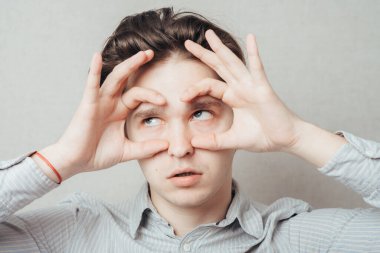 Dürbün gösteren genç adam