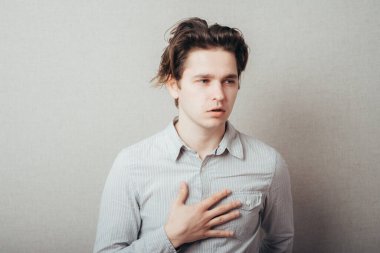 İnsan yemin eder ve elini göğsüne koyar.