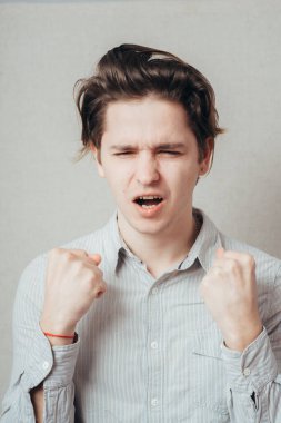 İnsan sevinir genç adam sevinir