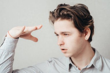 Adam mesafeye bakıyor.