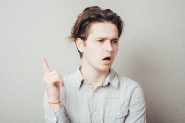 Evreka. Bir fikri olan bir adam parmağını havaya kaldırıyor.