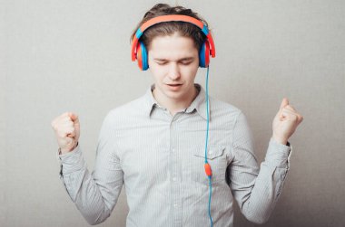 Müzik dinleyen genç bir adamın portresi.