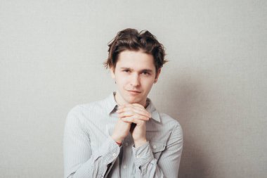 ciddi, genç bir adam portresi