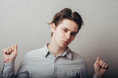 Genç adam stüdyoda dinleniyor.