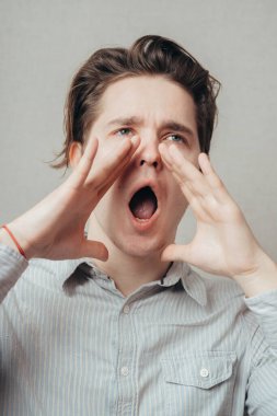 Genç adam stüdyoda bağırıyor.