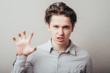 Genç adam birini korkutmaya çalışıyor.