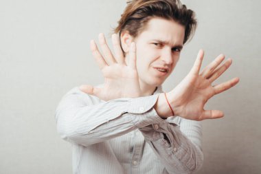 Genç bir adam kendi tarafında durmalı..