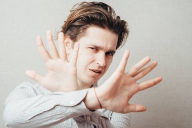 Genç bir adam kendi tarafında durmalı..