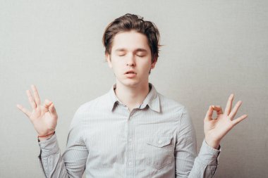 Bir adam elini iyi yapıyor.