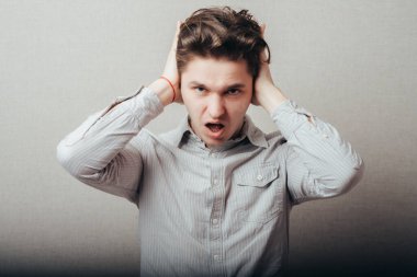 Yakışıklı, barışçıl, sakin, rahat görünen, kulaklarını kapatan genç iş adamının yakından çekilmiş bir portresi. Şeytani kavram duymuyorum. İnsan duyguları, yüz ifadeleri.