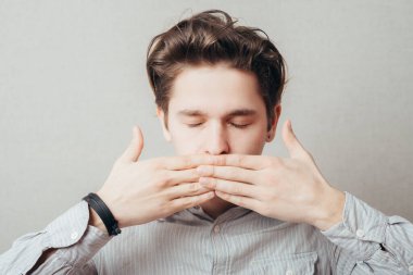 Avrupa görünümlü erkek ağzını kapatıyor. Esniyor, esniyor ve uykusuzluk devam ediyor.