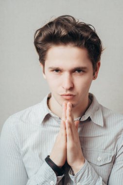 Bir adam fotoğraf stüdyosunda dua ediyor.