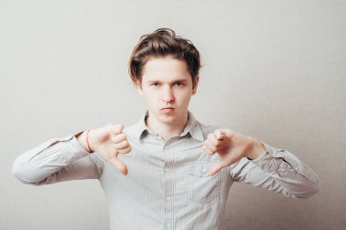 Yakın plan, kızgın, mutsuz, genç ve yakışıklı bir adamın tasvip etmediği bir durum. Negatif insan duyguları, yüz ifadeleri, duygular