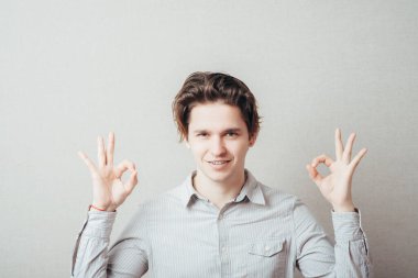 Adam her şeyin yolunda olduğunu gösterir, merak etme. Her şey yolunda. Jest yap. Portreyi kapat.