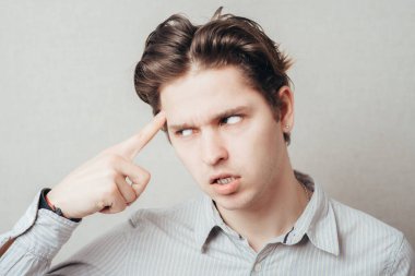 Genç adam hayali bir silahla intihar ediyor.