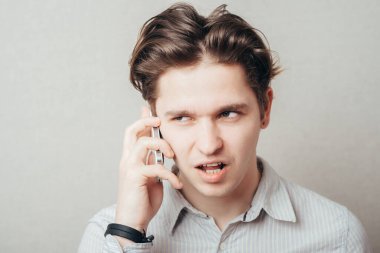 Cep telefonuyla konuşan genç dalgın işadamının portresi