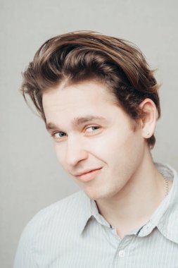 Akıllı ve kurnaz bir adamın portresi.