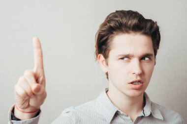 İşaret parmağıyla işaret eden bir adam
