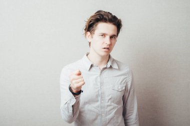 Kapanış portresi mutlu genç adam başparmak veriyor, parmak incir hareketi sıfır hiçbir şey alacaksın. Pozitive duygular, yüz ifadeleri, duygular, vücut dili, işaretler