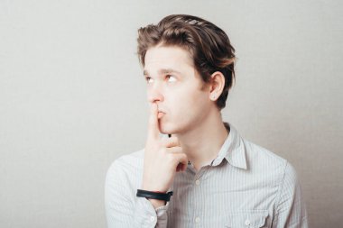 İşaret parmağıyla işaret eden bir adam