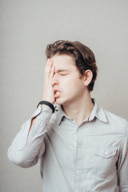 Adamın fotoğraf stüdyosunda başı ağrıyor.