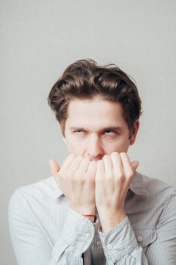 Adam ofis işinde çok yorgundu.