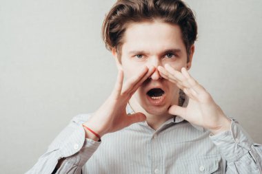 Adam fotoğraf stüdyosundan birini arıyor.