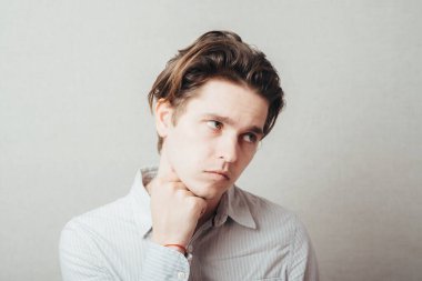 Genç adam fotoğraf stüdyosunda rüya görür.