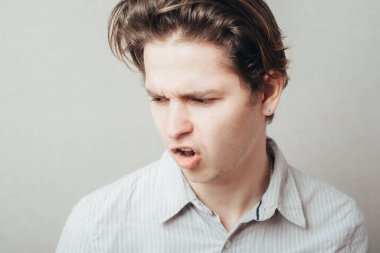 Genç adam fotoğraf stüdyosundan memnun değil.