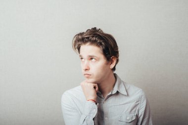 Genç adam fotoğraf stüdyosunda rüya görür.