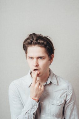 Genç adam fotoğraf stüdyosunda şok oldu.