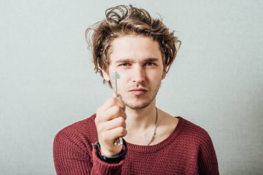 Elinde anahtar tutan adam.