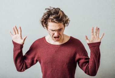 Savunmadaki korkmuş adam el kol hareketi yapıyor.